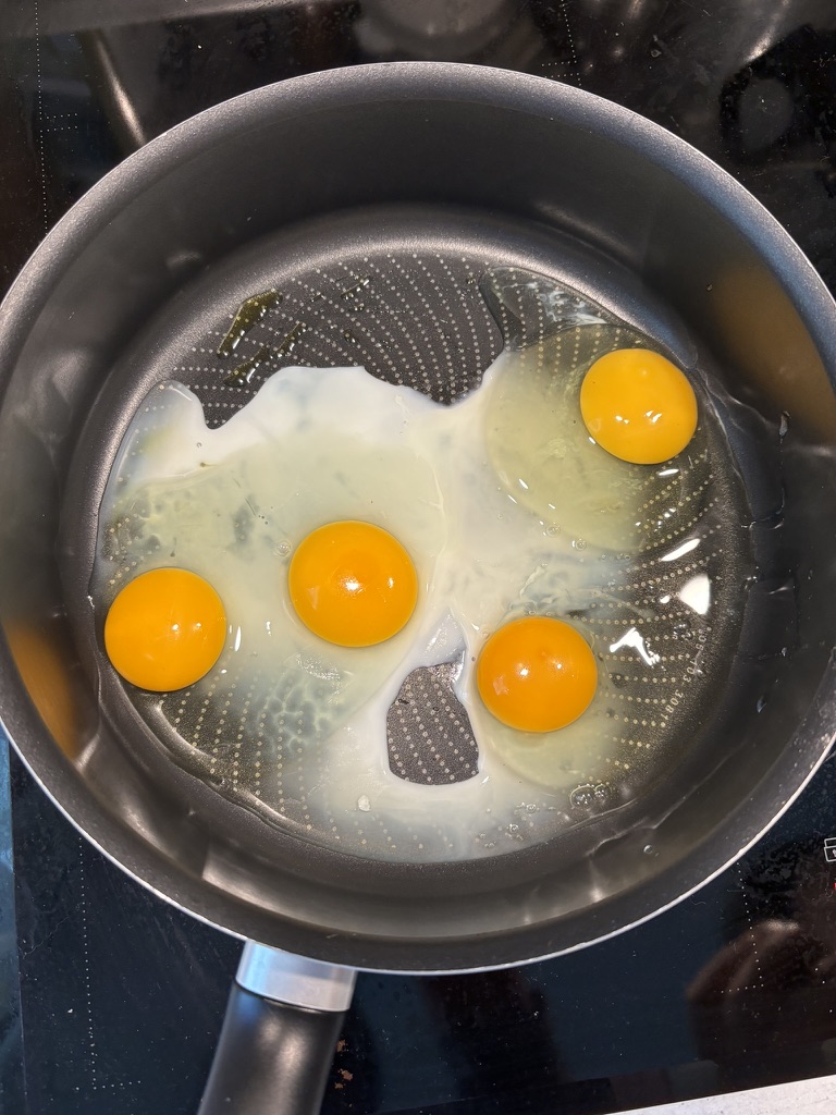 Laidunkananmunia pannulla, keltuaiset ovat tummia